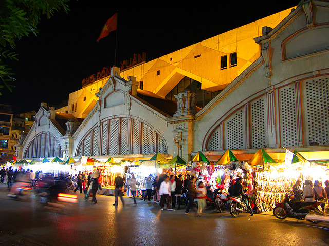 Dong Xuan Market at night